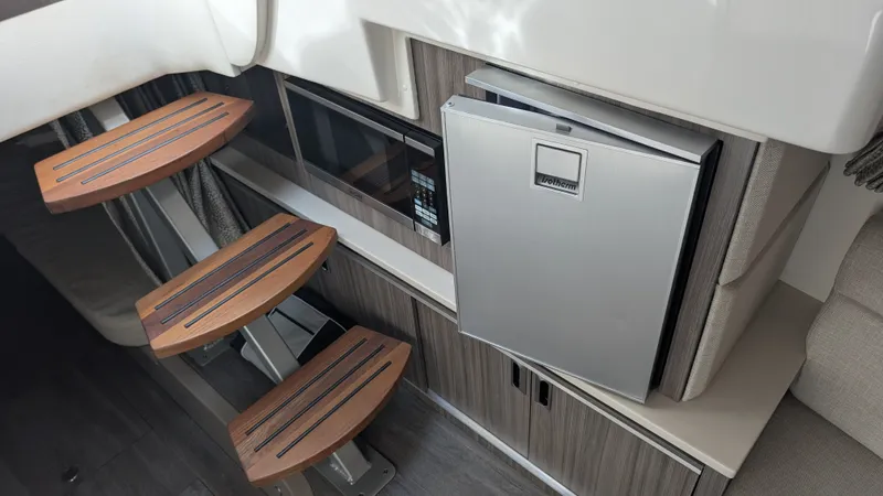 Slide: The Image of Sea Ray 320 SUNDANCER COUPE 2024 - 14