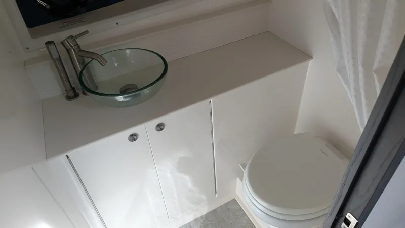 Slide: The Image of Sea Ray 320 SUNDANCER COUPE 2024 - 15