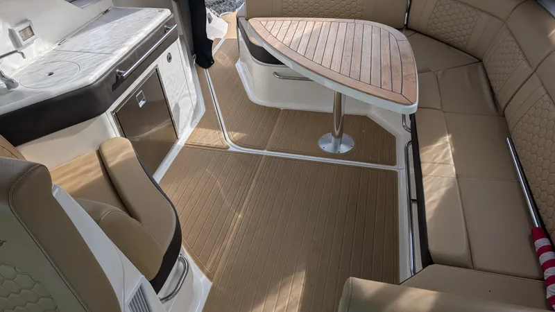 Slide: The Image of Sea Ray 320 SUNDANCER COUPE 2024 - 18