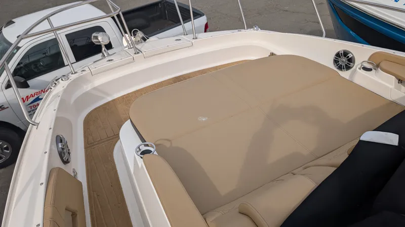 Slide: The Image of Sea Ray 320 SUNDANCER COUPE 2024 - 19