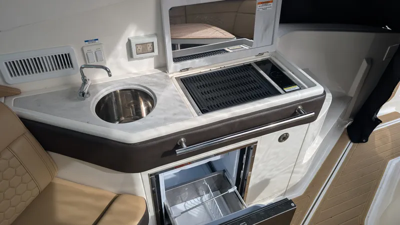 Slide: The Image of Sea Ray 320 SUNDANCER COUPE 2024 - 20