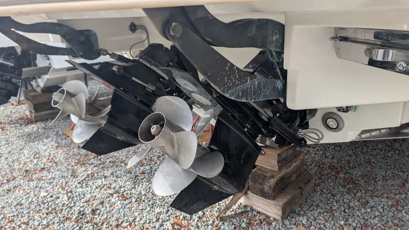 Slide: The Image of Sea Ray 320 SUNDANCER COUPE 2024 - 23