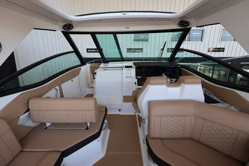 Slide: The Image of Sea Ray Sundancer 320 Outboard 2026 - 14