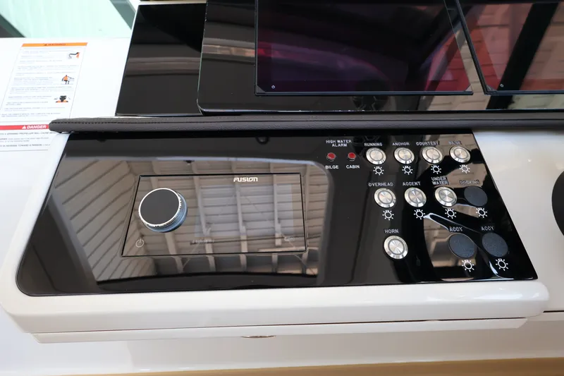 Slide: The Image of Sea Ray Sundancer 320 Outboard 2026 - 22