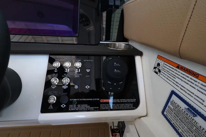 Slide: The Image of Sea Ray Sundancer 320 Outboard 2026 - 23