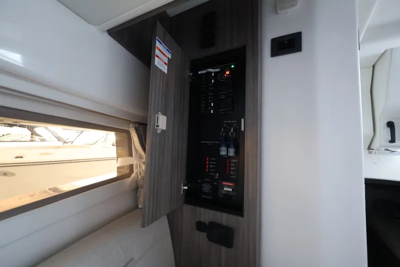 Slide: The Image of Sea Ray Sundancer 320 Outboard 2026 - 29