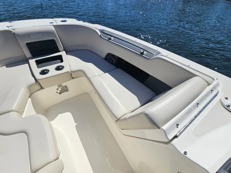 Slide: The Image of Boston Whaler 270 VANTAGE 2019 - 10