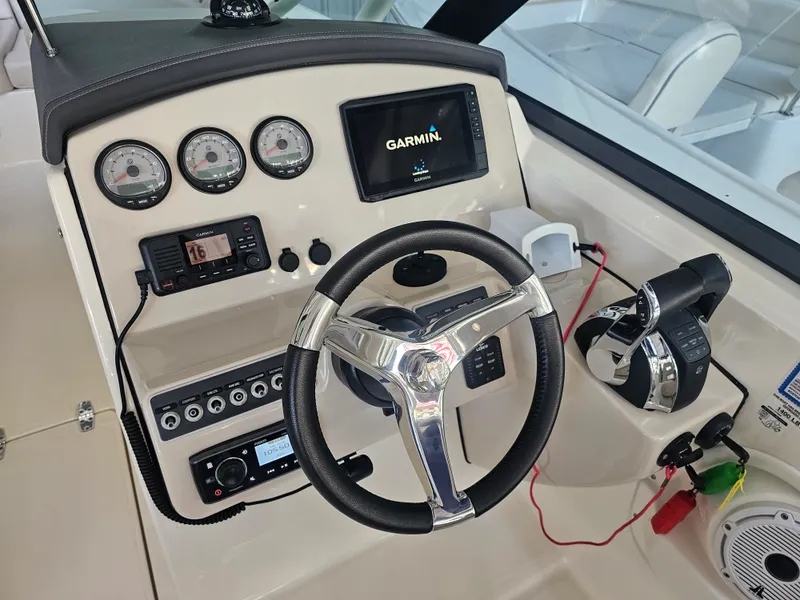 Slide: The Image of Boston Whaler 270 VANTAGE 2019 - 12