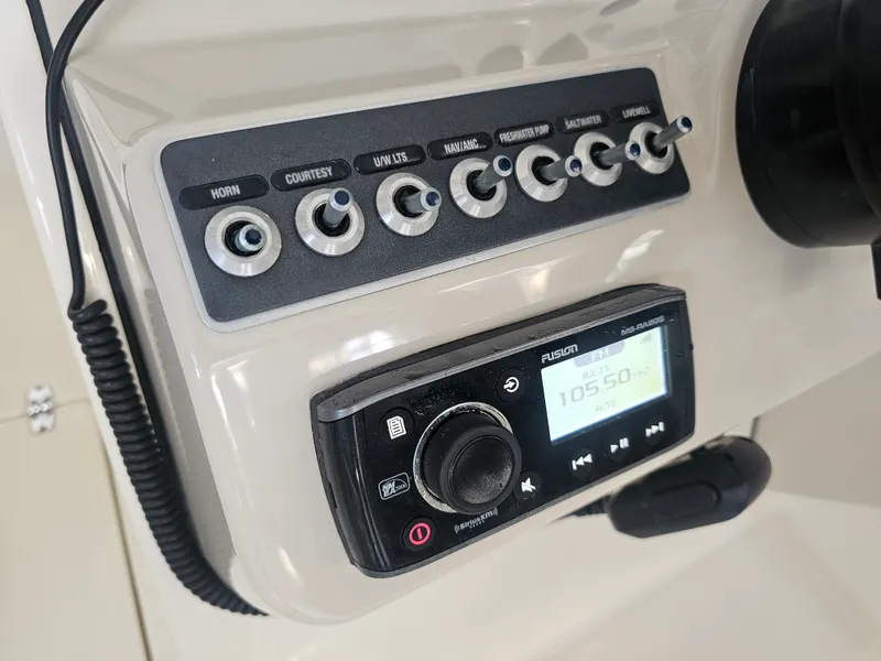 Slide: The Image of Boston Whaler 270 VANTAGE 2019 - 13