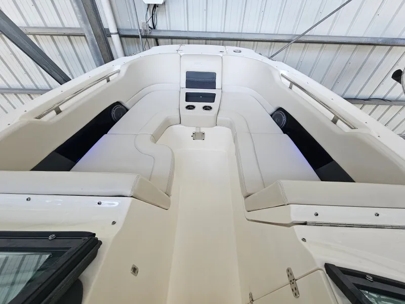 Slide: The Image of Boston Whaler 270 VANTAGE 2019 - 18