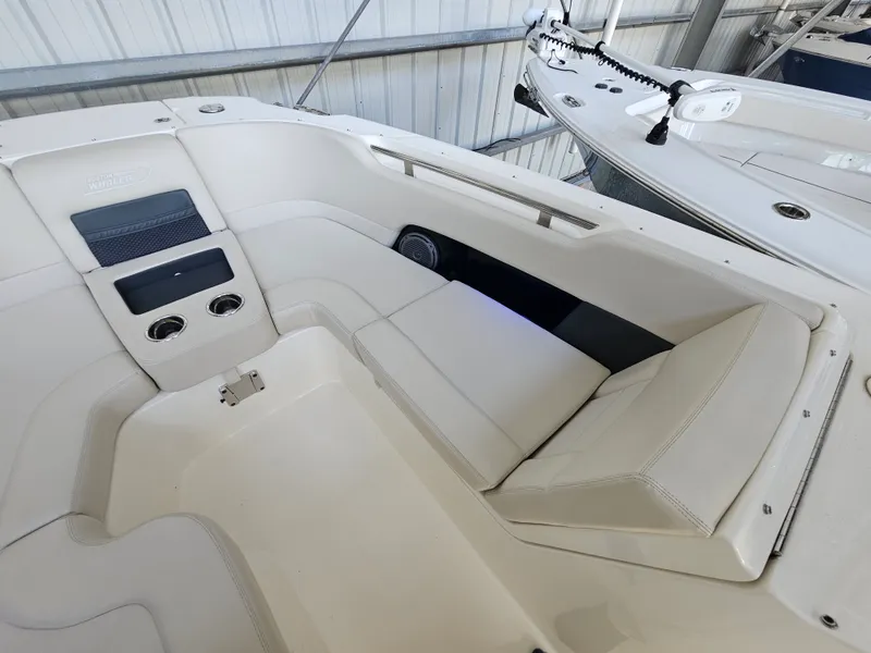 Slide: The Image of Boston Whaler 270 VANTAGE 2019 - 20