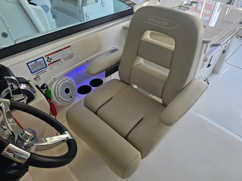 Slide: The Image of Boston Whaler 270 VANTAGE 2019 - 27