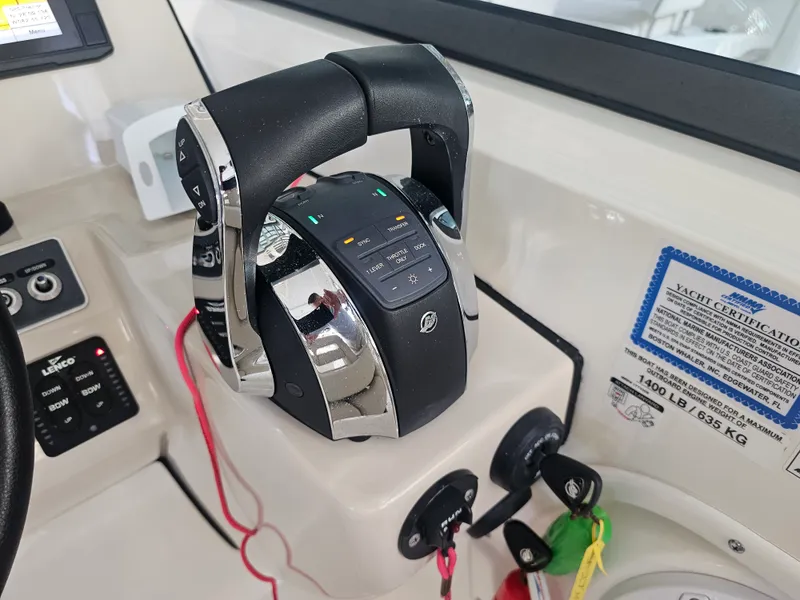 Slide: The Image of Boston Whaler 270 VANTAGE 2019 - 28