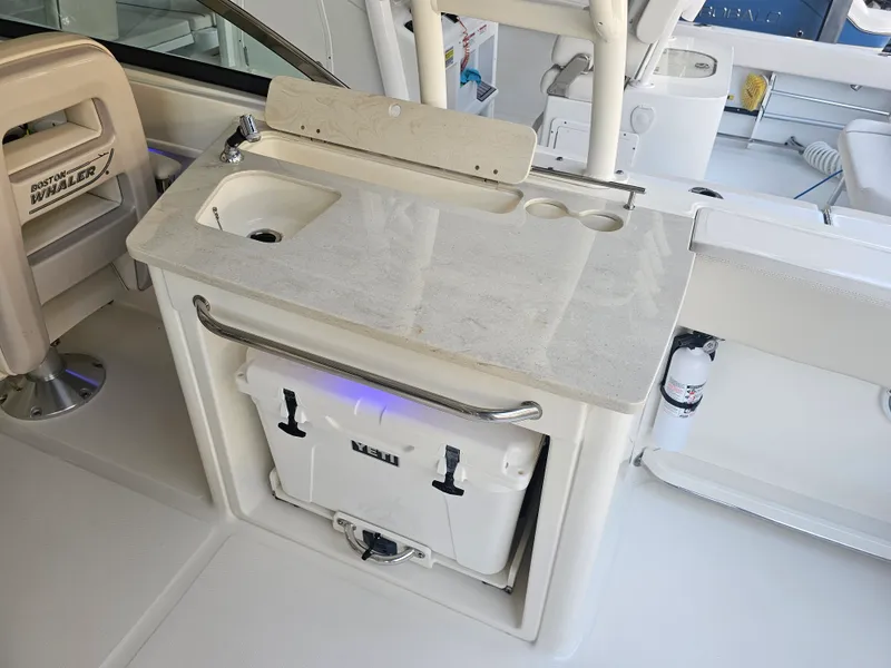 Slide: The Image of Boston Whaler 270 VANTAGE 2019 - 32