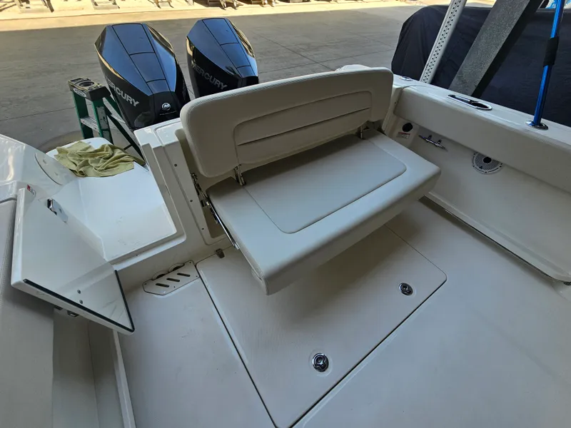 Slide: The Image of Boston Whaler 270 VANTAGE 2019 - 37