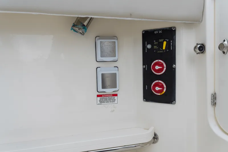 Slide: The Image of Boston Whaler 280 Vantage 2026 - 42