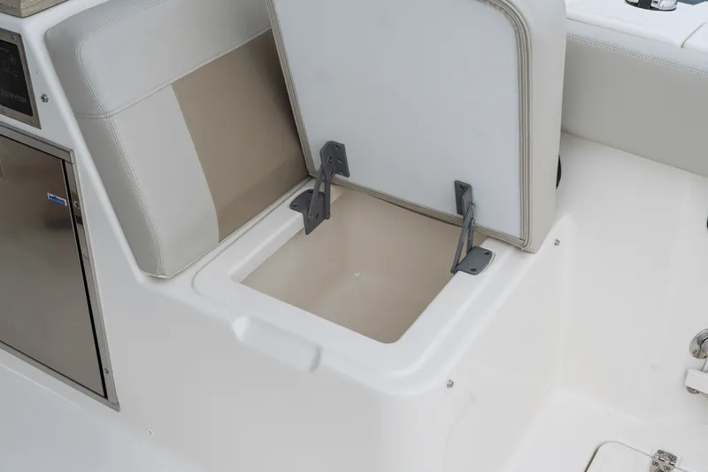 Slide: The Image of Boston Whaler 280 Vantage 2026 - 61