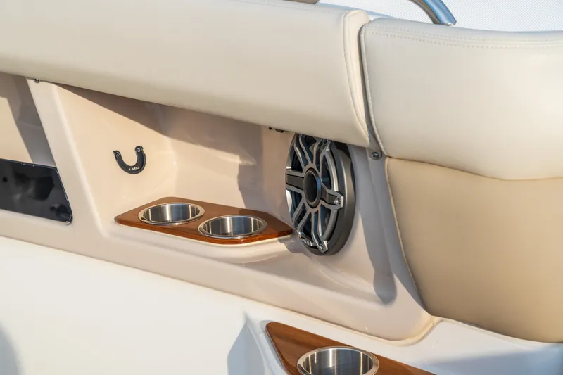 Slide: The Image of Boston Whaler 350 Realm 2026 - 35