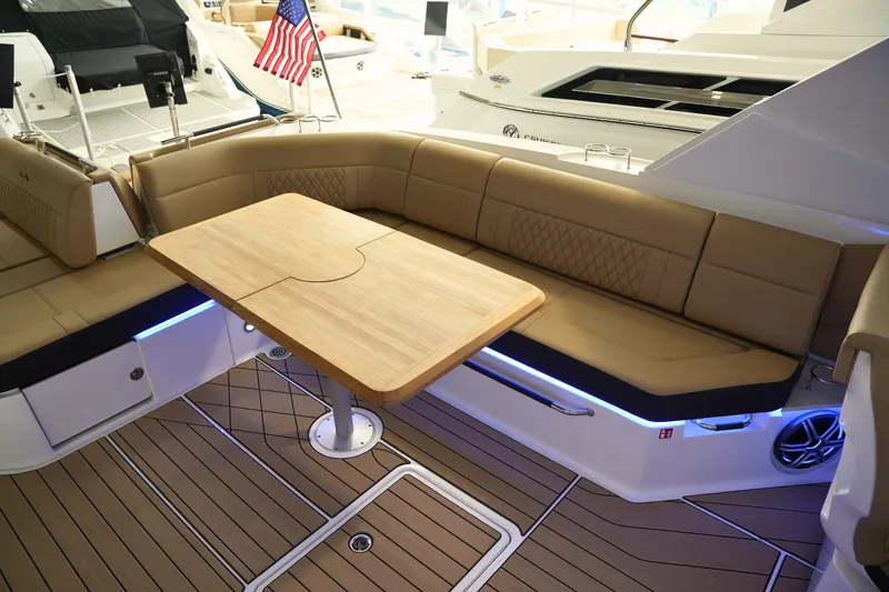 Slide: The Image of Sea Ray SLX 400 2026 - 16