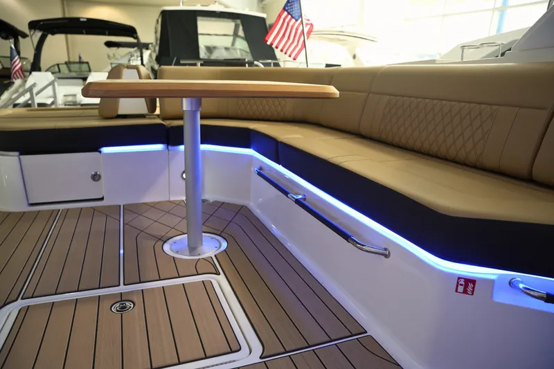 Slide: The Image of Sea Ray SLX 400 2026 - 17