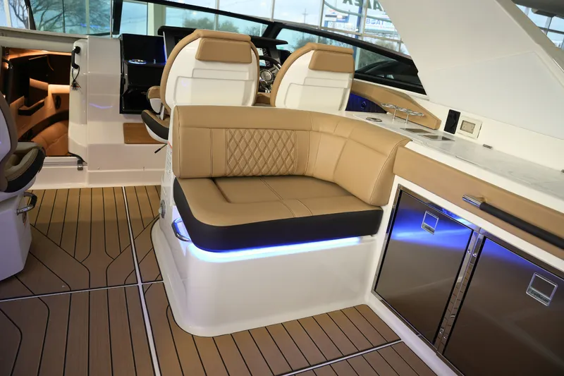 Slide: The Image of Sea Ray SLX 400 2026 - 19