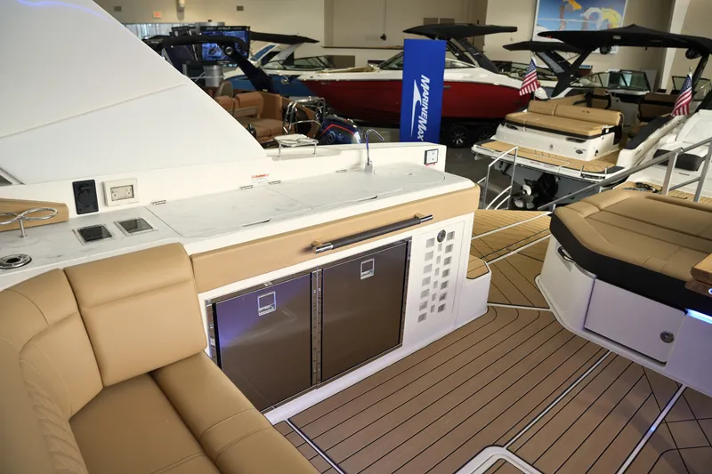 Slide: The Image of Sea Ray SLX 400 2026 - 22