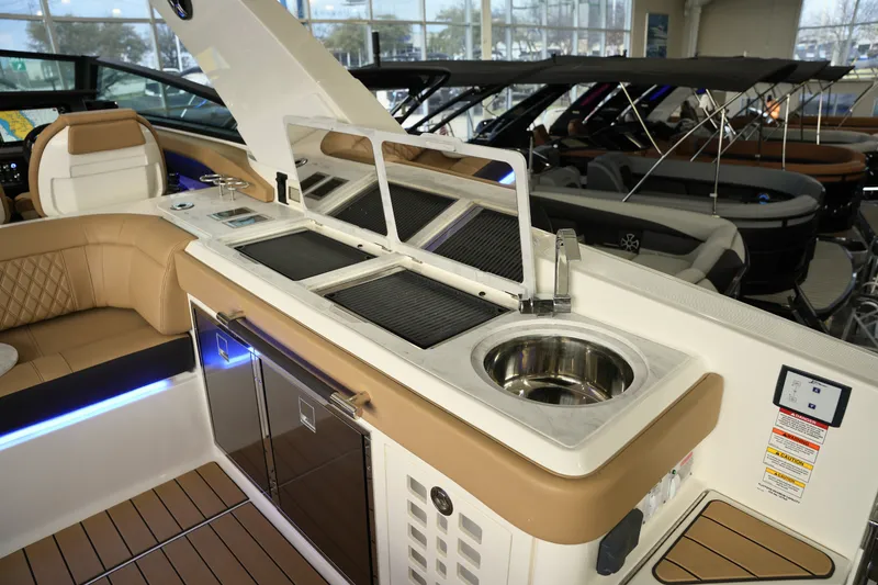 Slide: The Image of Sea Ray SLX 400 2026 - 24