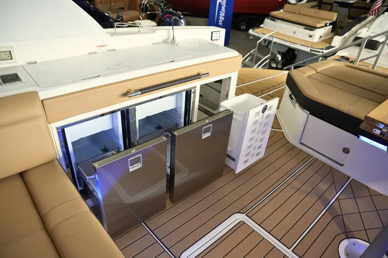 Slide: The Image of Sea Ray SLX 400 2026 - 27