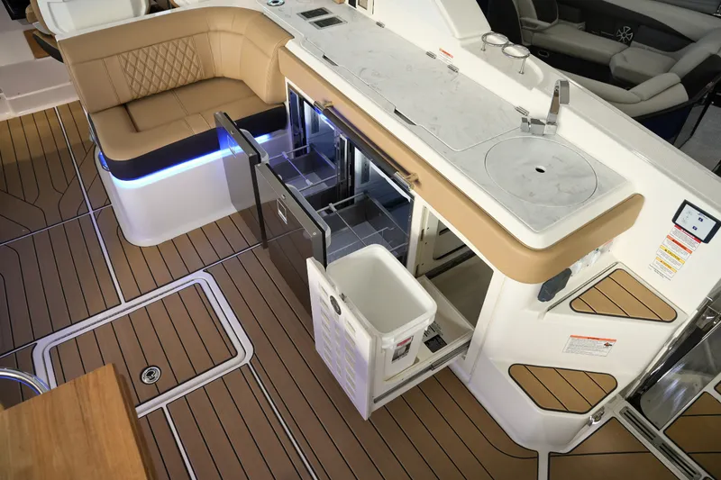 Slide: The Image of Sea Ray SLX 400 2026 - 28