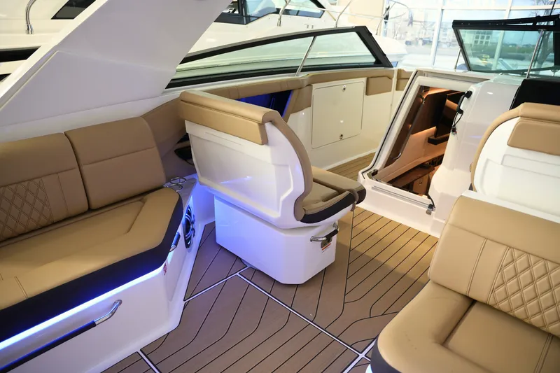 Slide: The Image of Sea Ray SLX 400 2026 - 30