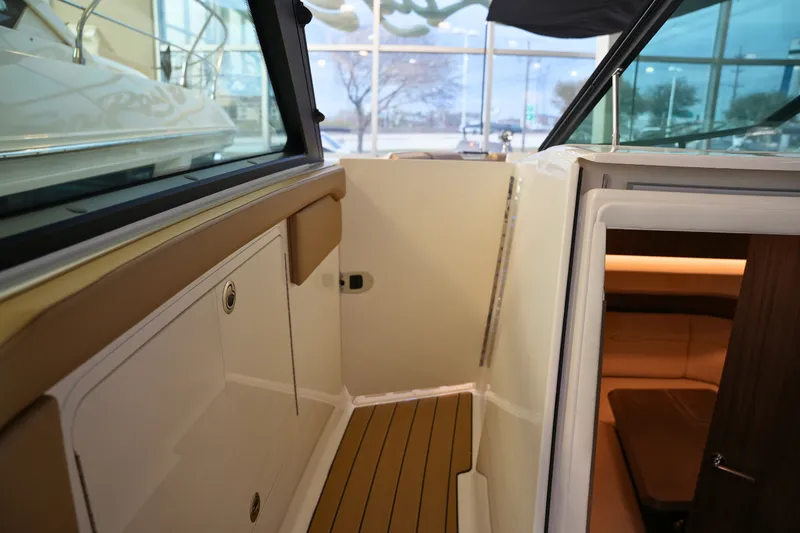 Slide: The Image of Sea Ray SLX 400 2026 - 42