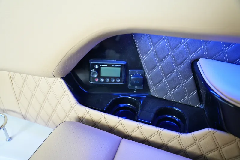 Slide: The Image of Sea Ray SLX 400 2026 - 46