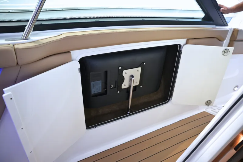 Slide: The Image of Sea Ray SLX 400 2026 - 50