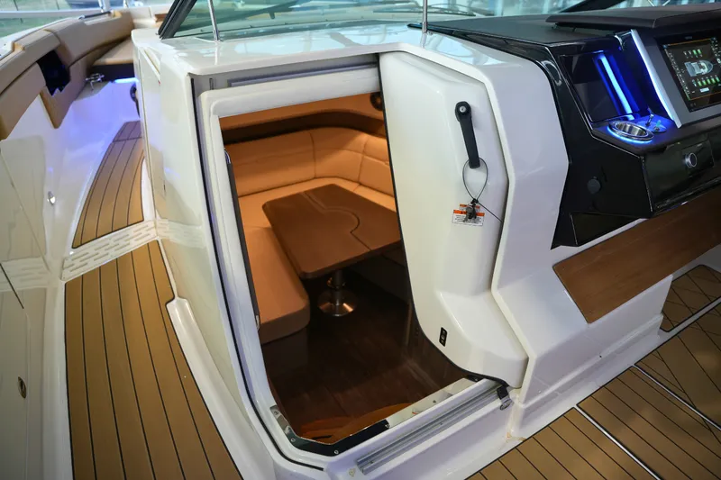 Slide: The Image of Sea Ray SLX 400 2026 - 51