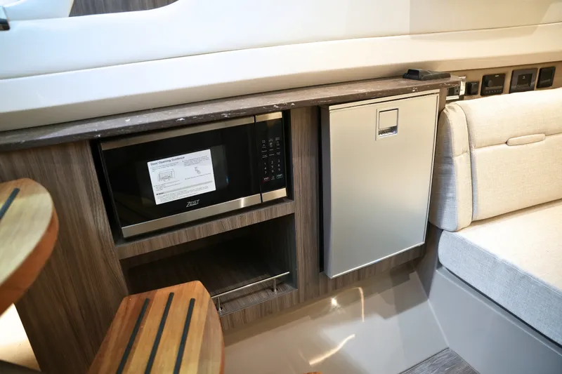 Slide: The Image of Sea Ray SLX 400 2026 - 56