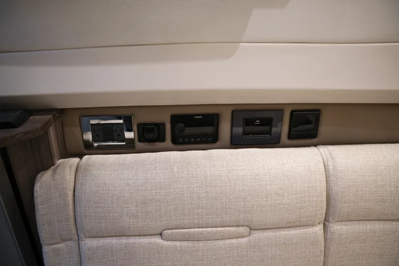 Slide: The Image of Sea Ray SLX 400 2026 - 58