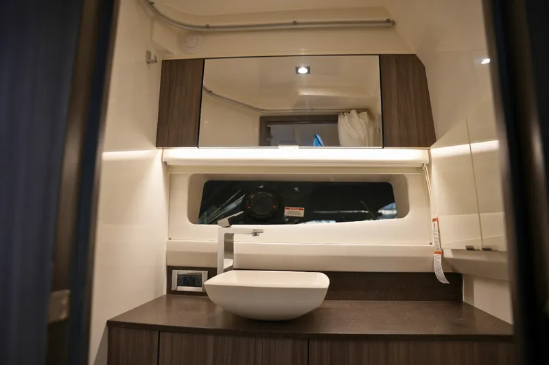 Slide: The Image of Sea Ray SLX 400 2026 - 64