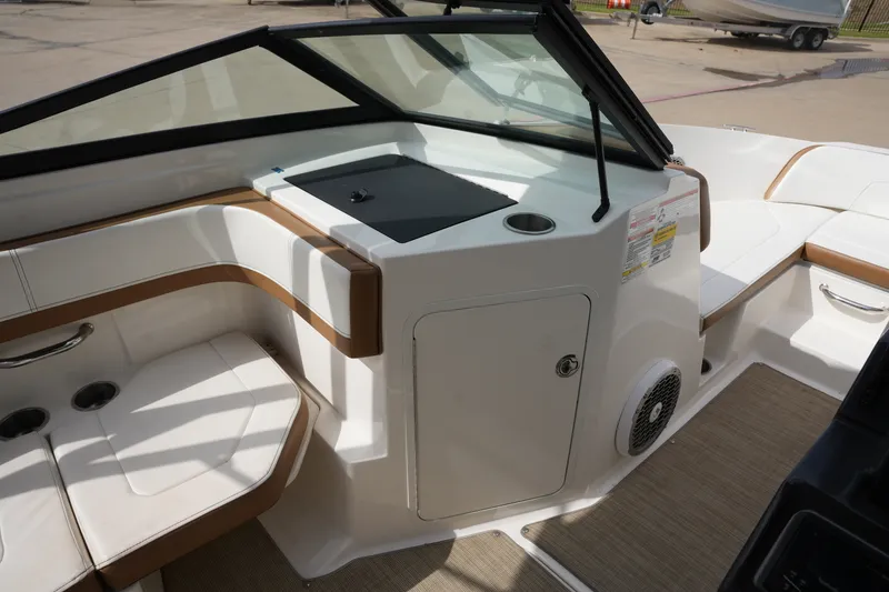 Slide: The Image of Sea Ray SPX 190 2018 - 24