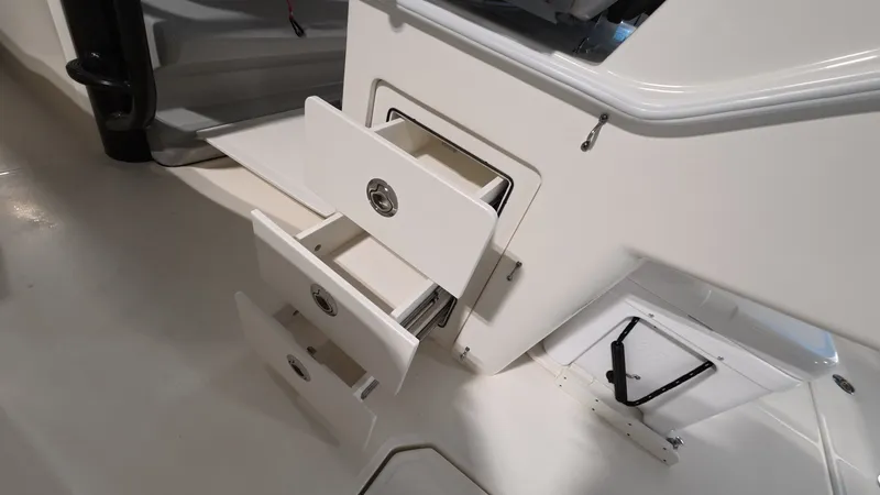 Slide: The Image of Boston Whaler 330 Outrage 2026 - 22