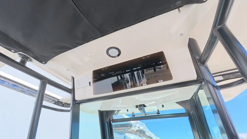 Slide: The Image of Boston Whaler 330 Outrage 2026 - 31