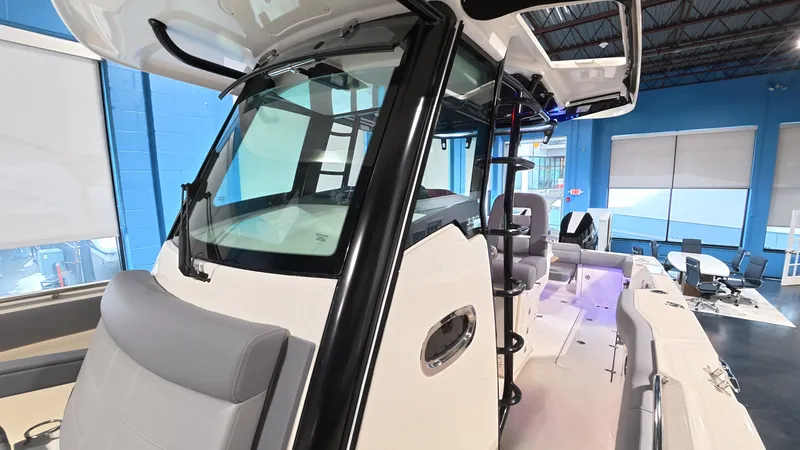 Slide: The Image of Boston Whaler 330 Outrage 2026 - 36