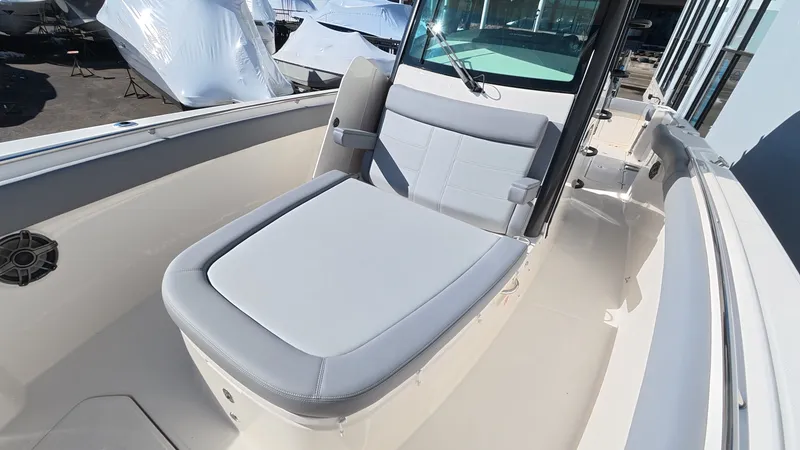 Slide: The Image of Boston Whaler 330 Outrage 2026 - 40