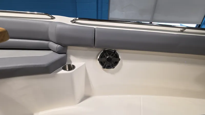 Slide: The Image of Boston Whaler 330 Outrage 2026 - 42