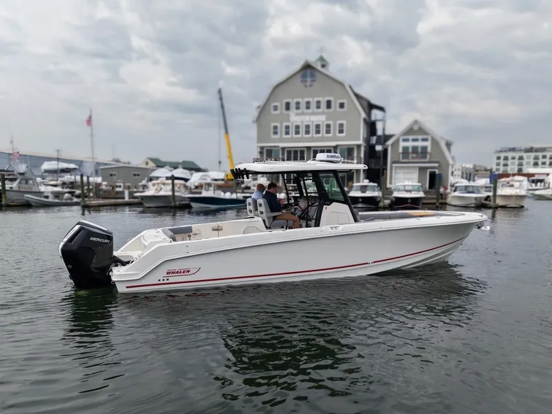 The Image of Boston Whaler 330 Outrage 2026 - 0