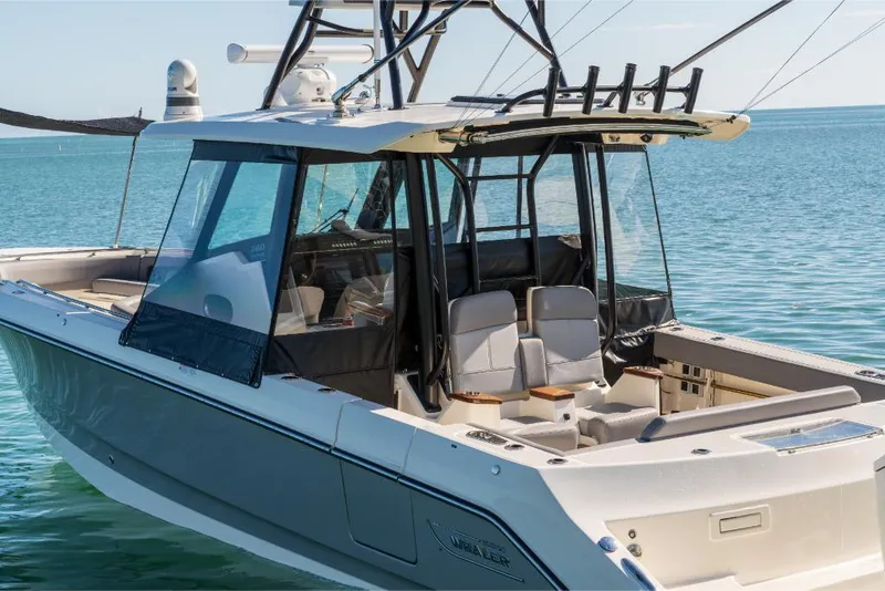 Slide: The Image of Boston Whaler 360 Outrage 2026 - 160