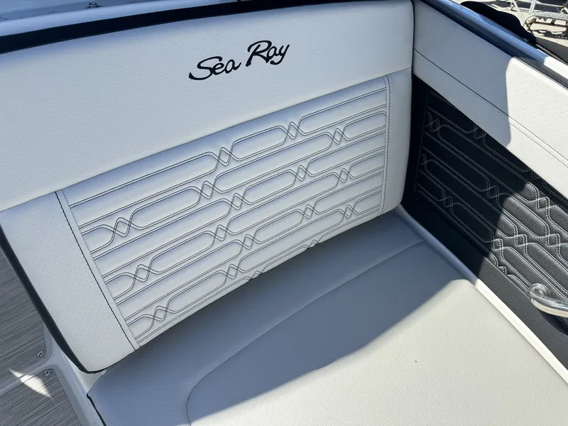 Slide: The Image of Sea Ray 210 SPX Outboard 2024 - 10