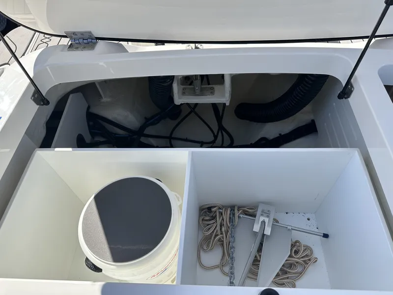 Slide: The Image of Sea Ray 210 SPX Outboard 2024 - 15