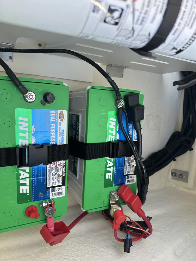 Slide: The Image of Sea Ray 210 SPX Outboard 2024 - 16