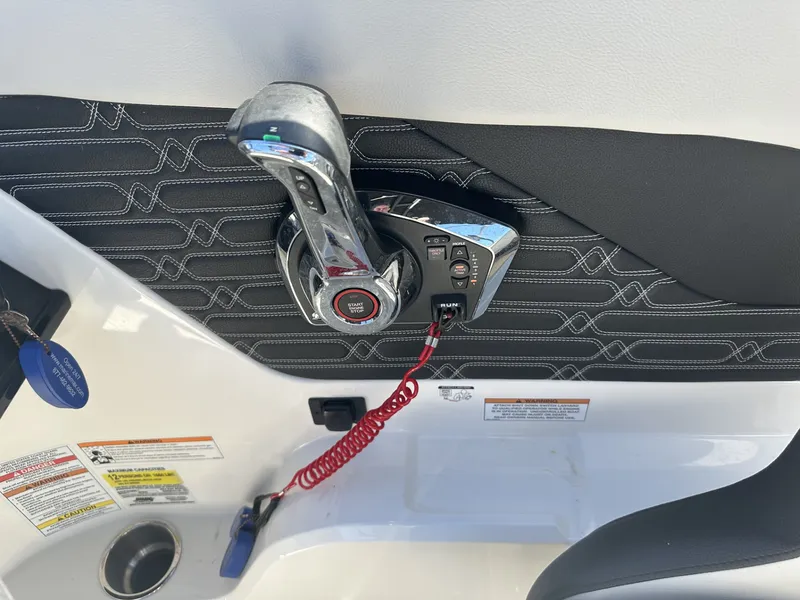 Slide: The Image of Sea Ray 210 SPX Outboard 2024 - 6