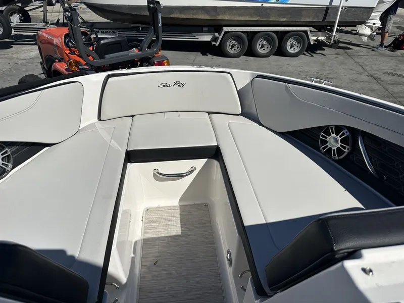 Slide: The Image of Sea Ray 210 SPX Outboard 2024 - 9